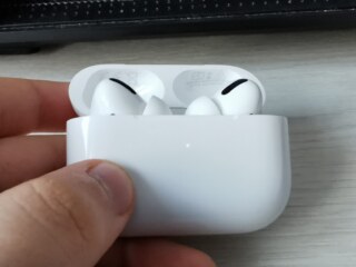 Czemu moje airpods pro ciągle mrugają na biało